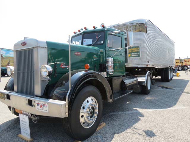 Estupendo Peterbilt del año 53, pertenece a los Burge y todavía alcanza las 70 Millas/hora.